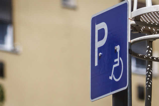 Műanyag széket húztak egy parkolótáblára