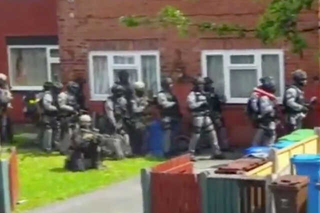 Kommandósok a manchesteri terrorista házánál