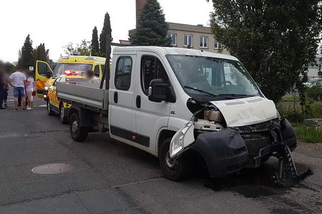 Fékezés nélkül hajtott Audi oldalába egy kisteherautó
