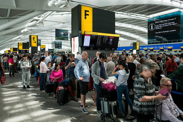 Várakozó emberek a londoni Heathrow repülőtéren május 28-án vasárnap