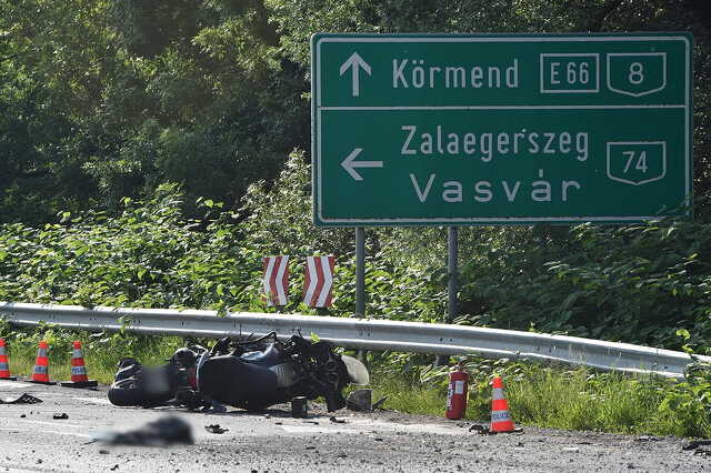Osztrák motoros hajtott áruszállító elé a 8-ason