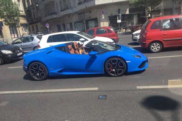 Vajna Tímea Lamborghini kabriót vezet