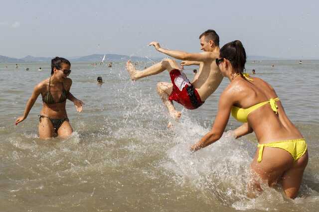 Fürdőzgetésekben a Balatonnál