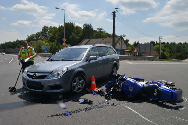 Motor elé kanyarodott egy személyautó a 86-os főúton Nádasdnál
