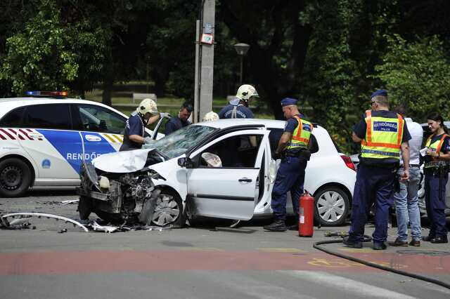 Egy 16 éves fiú fegyverrel fenyegetett, majd balesetet okozott Budapesten