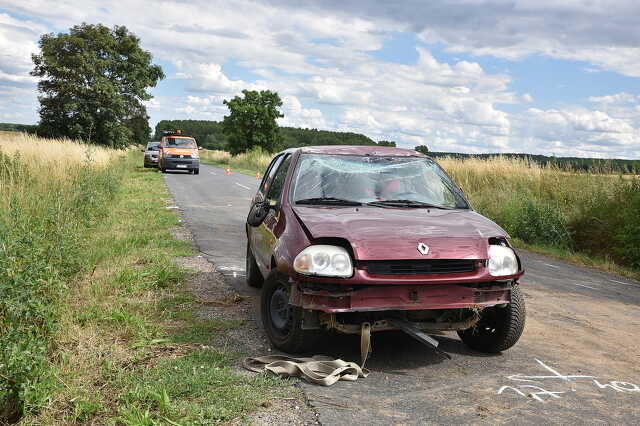 Árokfalnak csapódott és a tetején állt meg egy Renault Csepreg közelében