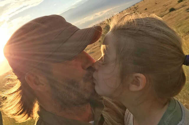 David Beckham megvédte a fotót, amin szájpuszit ad kislányának