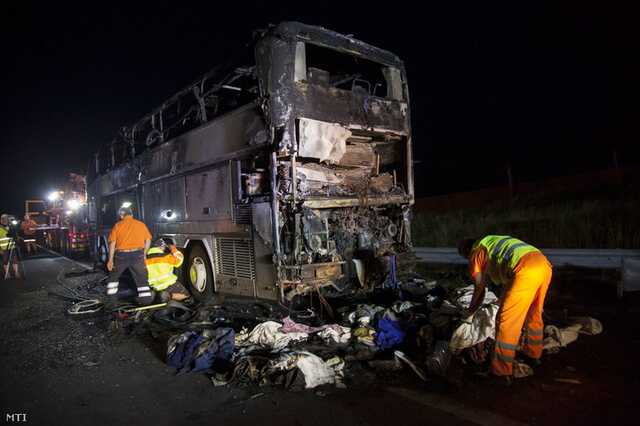Kiégett egy busz az M7-esen