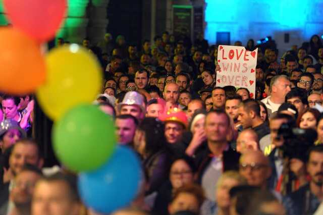 Ünneplés Máltán a melegházasság legalizálása után