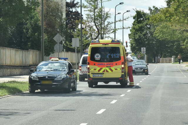 Fékező taxi hátuljának ütközött egy robogó Szombathelyen
