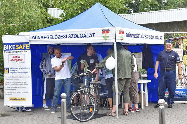 Zuhogó esőben is regisztrálták a kerékpárokat a "Bike Safe" programba