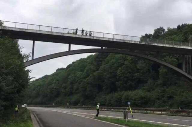 Felüljáróról ugrottle az idős nő