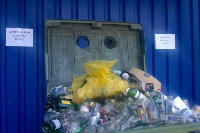 Tesco szemetesek 