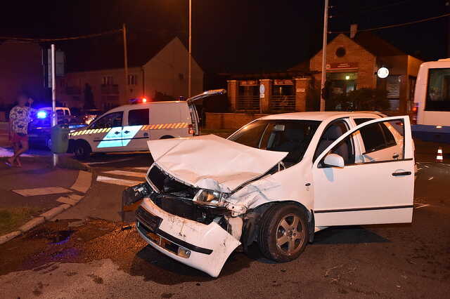 Nem vette észre a Stop-táblát, két autót tört össze a Fiat vezetője