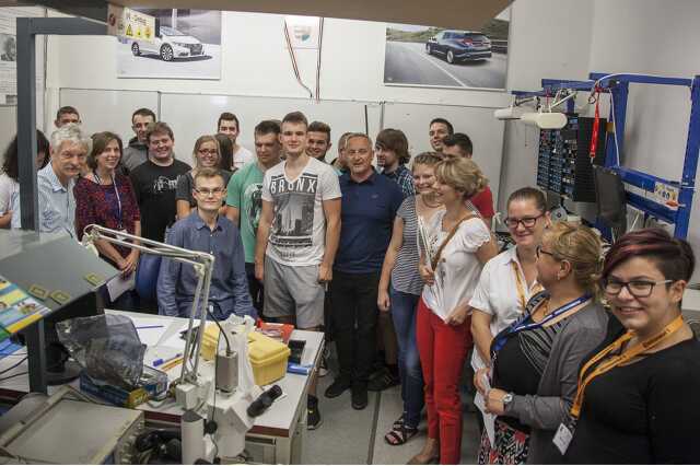 A lengyel csoport vendéglátóikkal az elektronikai laborban