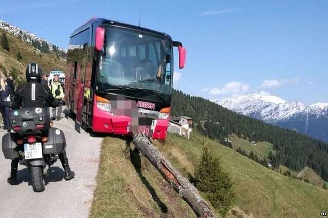 Szakadék szélén állította meg a buszt egy francia utas az osztrák Alpokban