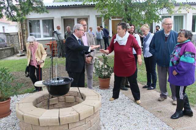 kerti grill az idősek klubjában 