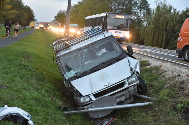 Táblákat döntött egy kisáruszállító a 86-oson