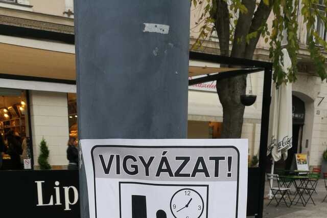 Plakát a szombathelyi Fő téren