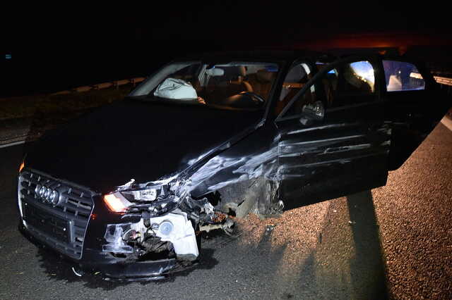 Defekt után ütközött szalagkorlátnak egy Audi az M86-oson, Vépnél