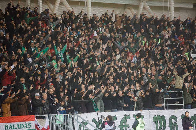 Szurkolók tömege a Haladás stadionavatóján