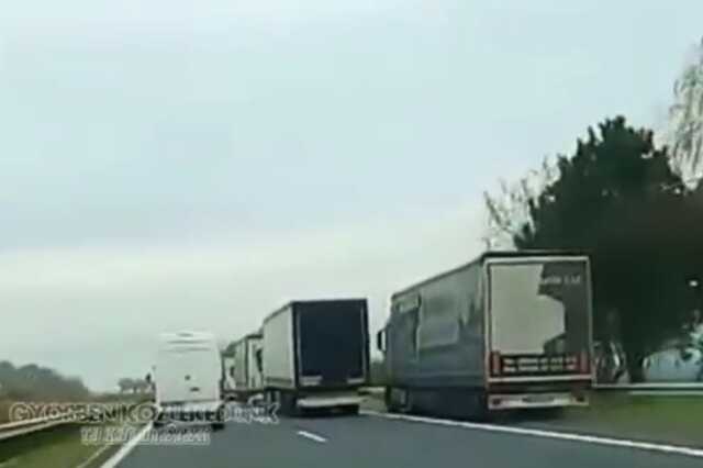 Leállósávban előzött a kamion az M1-esen