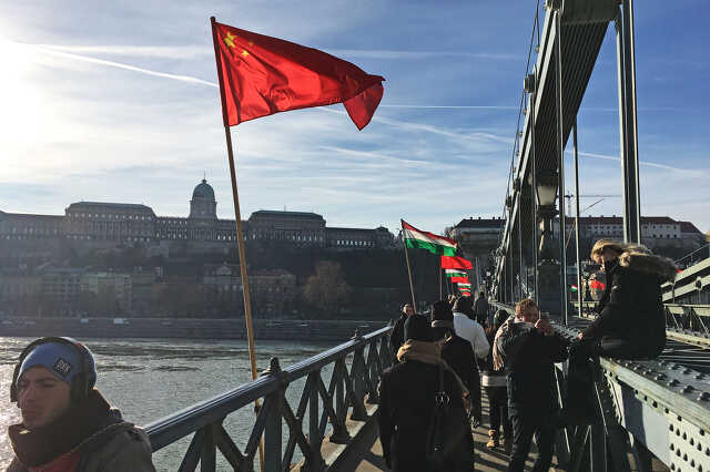Kínai zászló lobog a Lánchídon 2018. novemberében