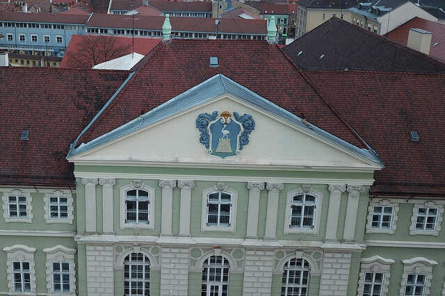 Felújított címer a Megyeháza homlokzatán 