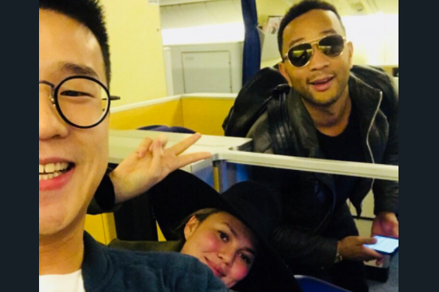 Chrissy Teigen és John Legend a repülőn