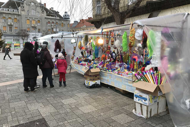 Elbontották a karácsonyi vásárt a szombathelyi Fő téren 