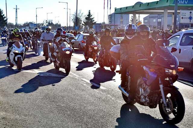 Több száz motoros vett részt a Szilveszteri Guruláson, Szombathelyen