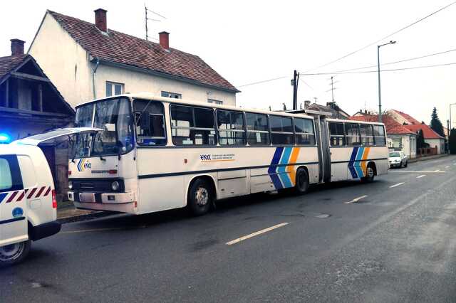 Parkoló autónak ütközött egy kisteherautó Szombathelyen