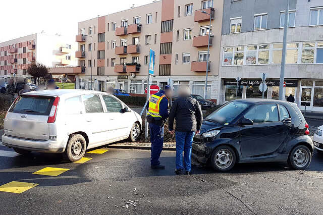 Fordot perdített körforgalomban egy Smart Szombathelyen
