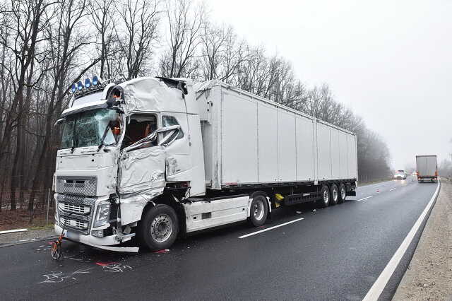 Új kamion volánjánál szundított el a sofőr a 86-oson, Körmendnél 
