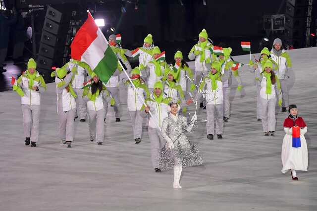 A magyar csapat bevonul a phjongcshangi téli olimpia megnyitóján az olimpiai stadionban 2018. február 9-én. A nemzeti zászlót Na