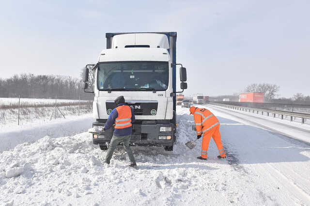 Üres teherjárműveket fújt le a szél az M86-os autóútról