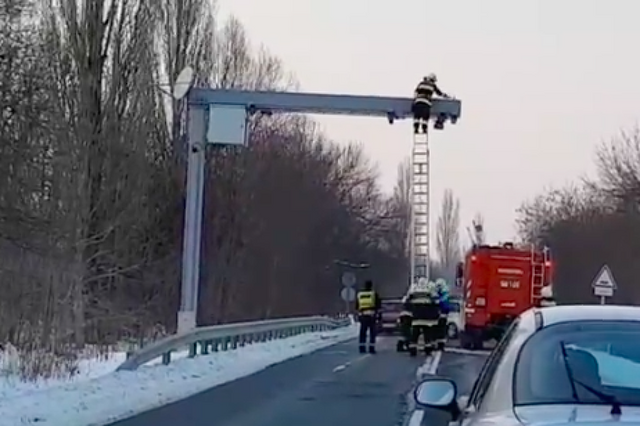 Jégcsapot vertek le egy VÉDA kapuról a tűzoltók 