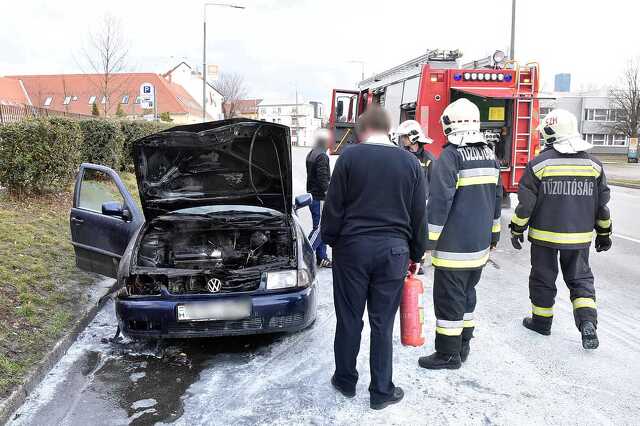 Kigyulladt egy VW motortere Szombathelyen