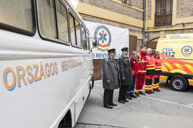 Bemutatták a mentődolgozók új munkaruháit