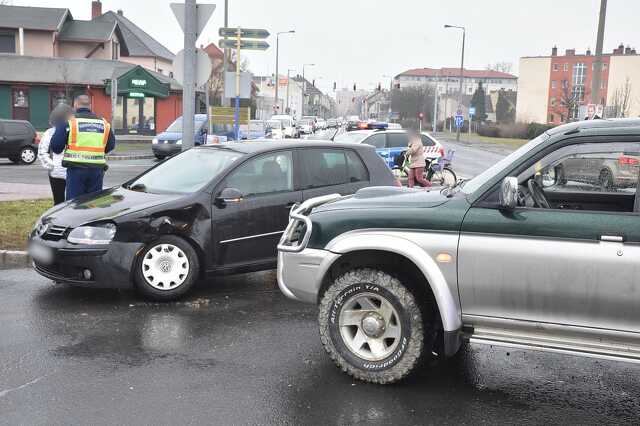 Mitsubishi elé hajtott VW a körforgalomban