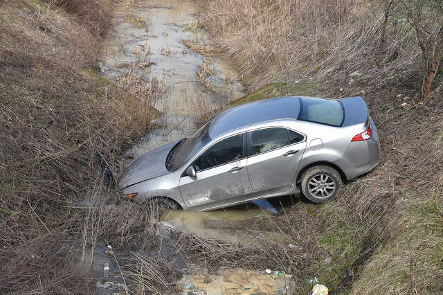 Vizesárokba hajtott egy Honda a 84-es főútról