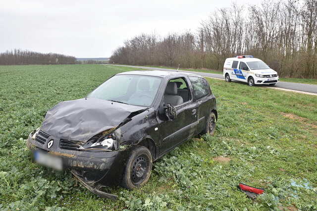 Szántóföldre csapódott a Renault