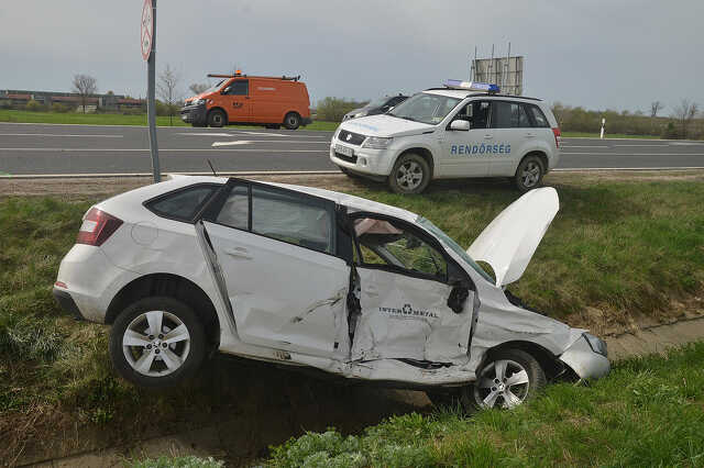 Három autó csapódott az árokba Sárvárnál egy Skoda miatt