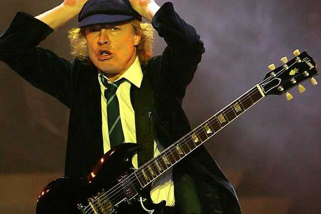 Angus Young (AC/DC) egy Gibson SG-vel
