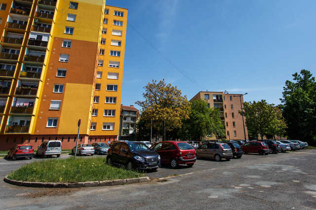 Megkarcolt autó egy Szent Gellért utcai parkolóban