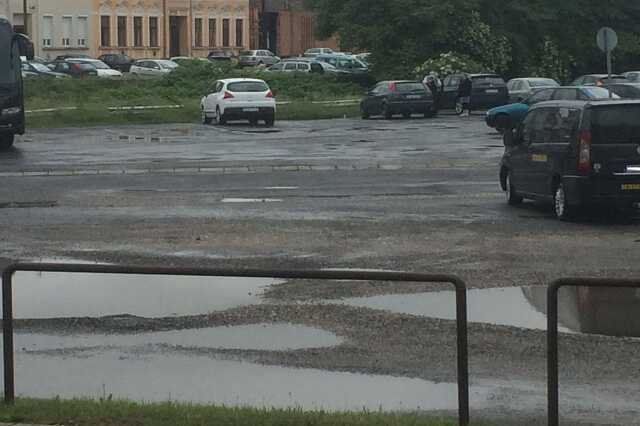 ragikusan néz ki ez a szombathelyi fizető parkoló, és nem csak eső után