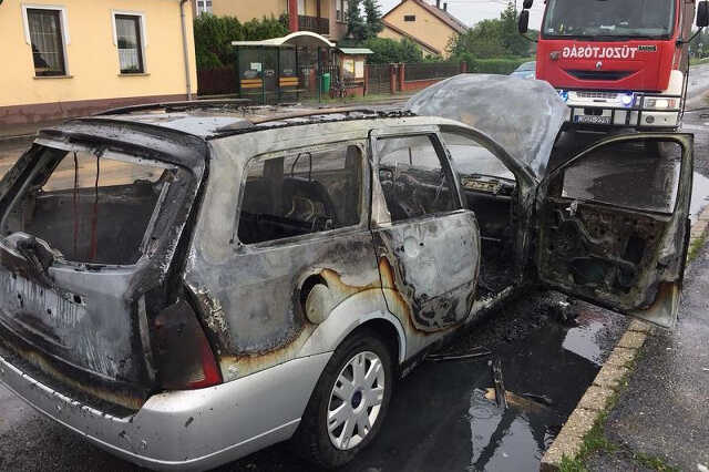 Kiégett autó Lukácsházán 