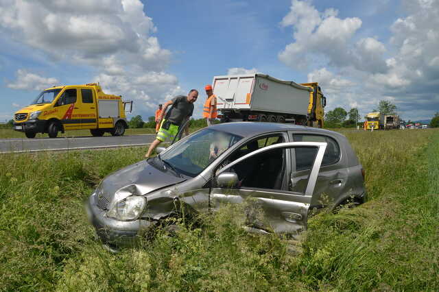 Teherautó lökött szántóföldre Toyotát a 87-es főúton
