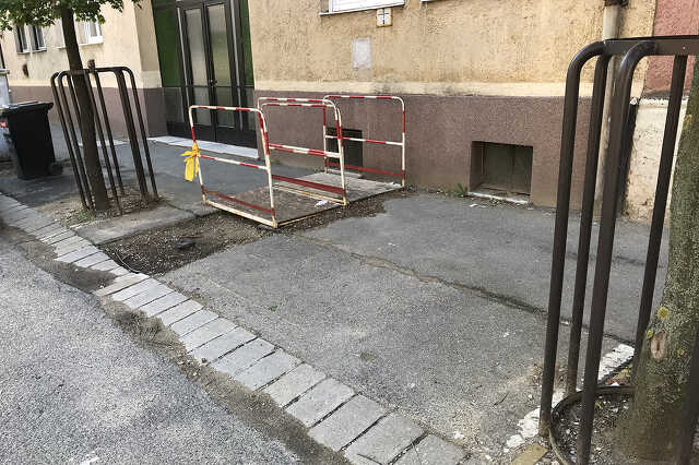 Használhatatlan parkolóhely a Kisfaludy utcában