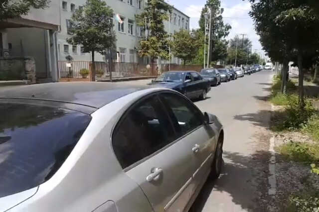 Menetiránnyal szemben áll egy autó a Hadnagy utcában